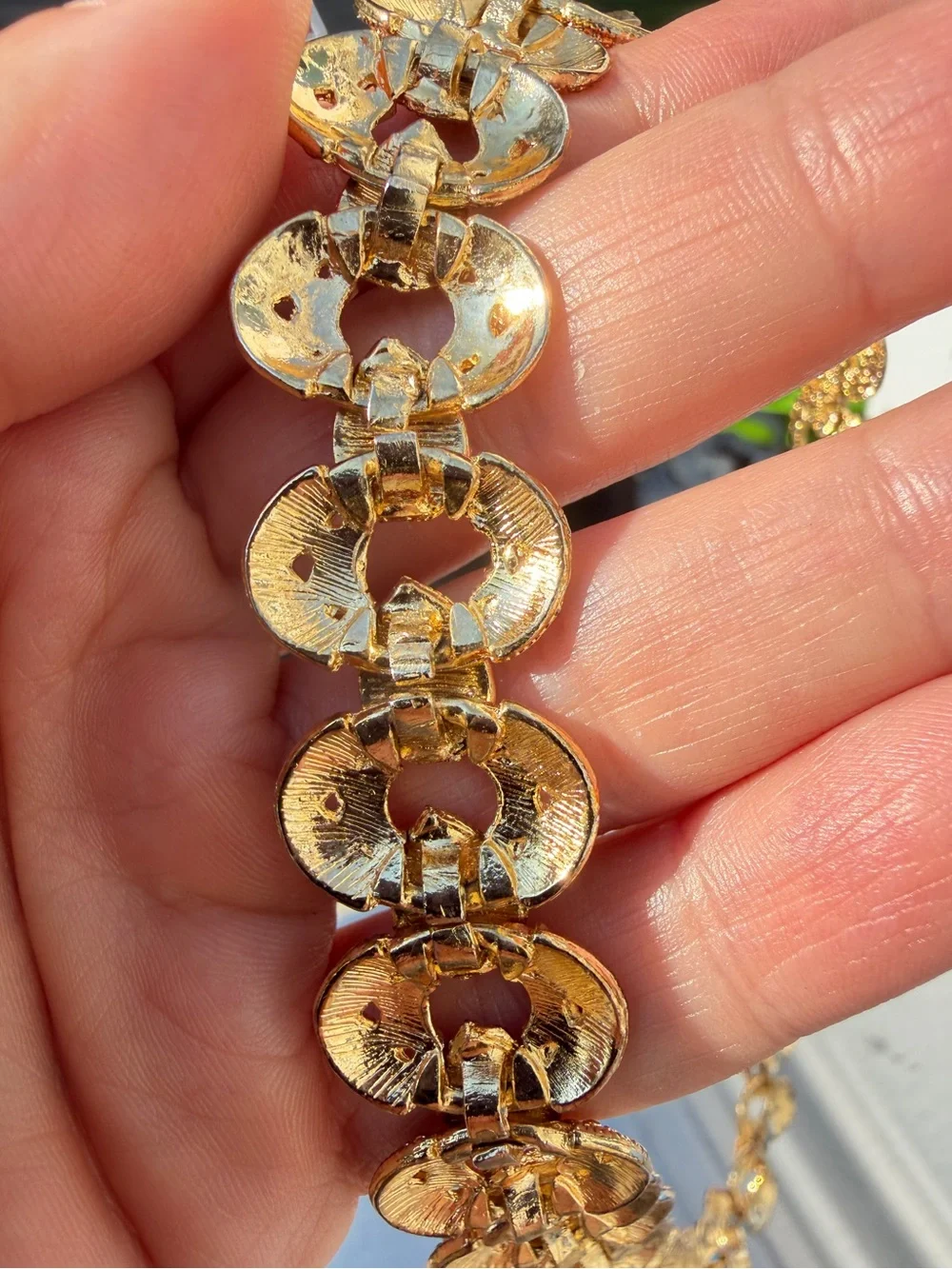 18” unmarked gold tone metal statement necklace